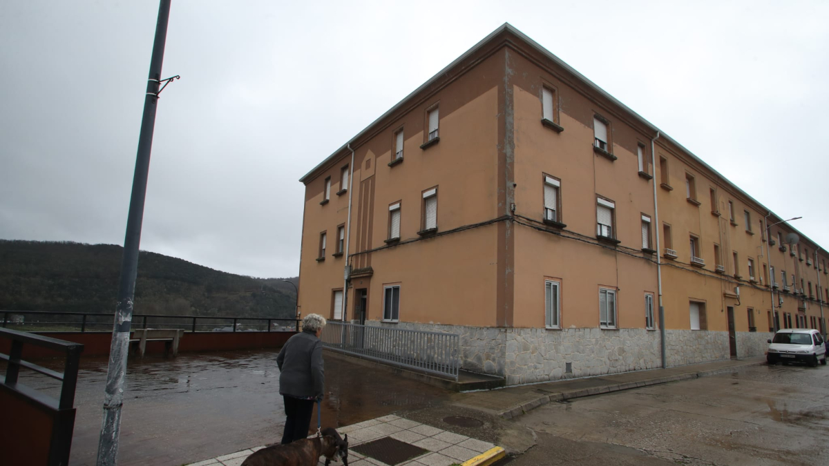 El edificio de viviendas se encuentra en el barrio de Las Obras de Toreno.