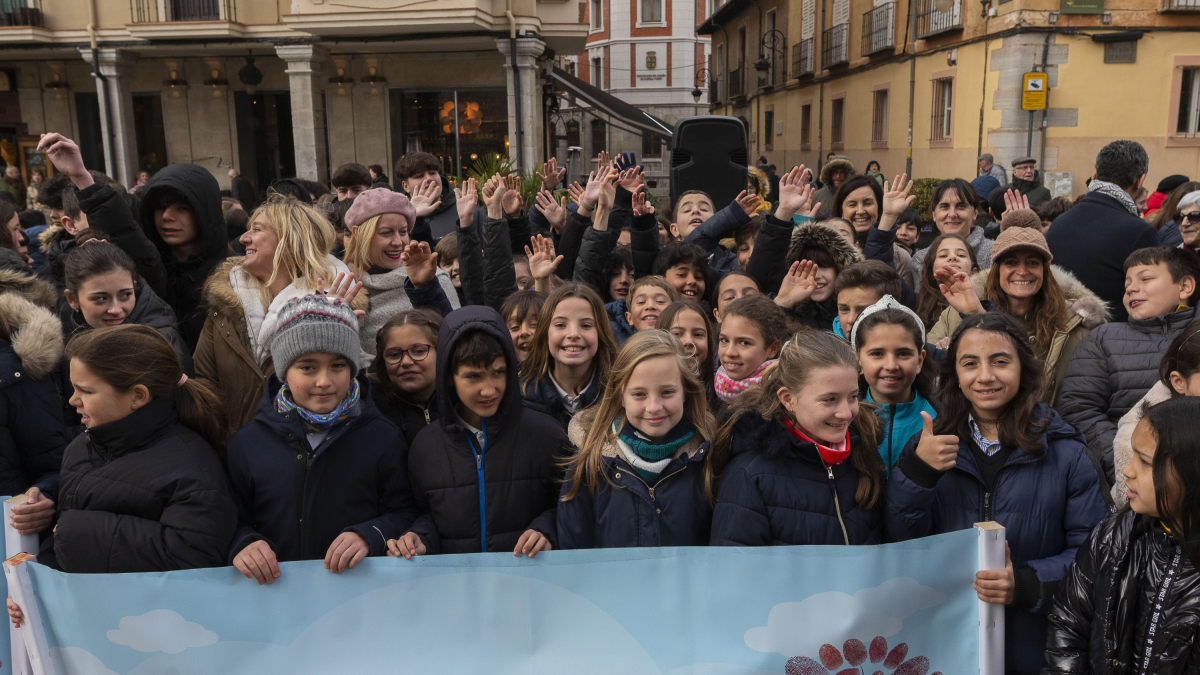 Encuentro de Escuelas Católicas frente a la Catedral de León