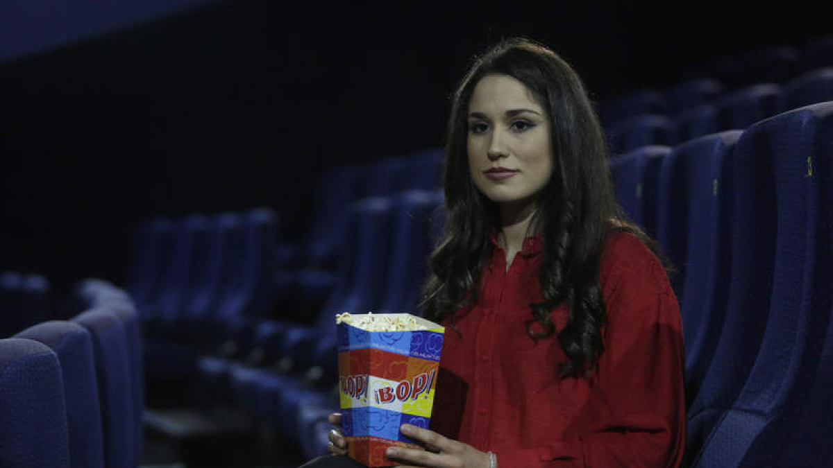 Sonia González, amante del cine y espectadora de Barbie, posa en el cine Odeón en León. FERNANDO OTERO PERANDONES