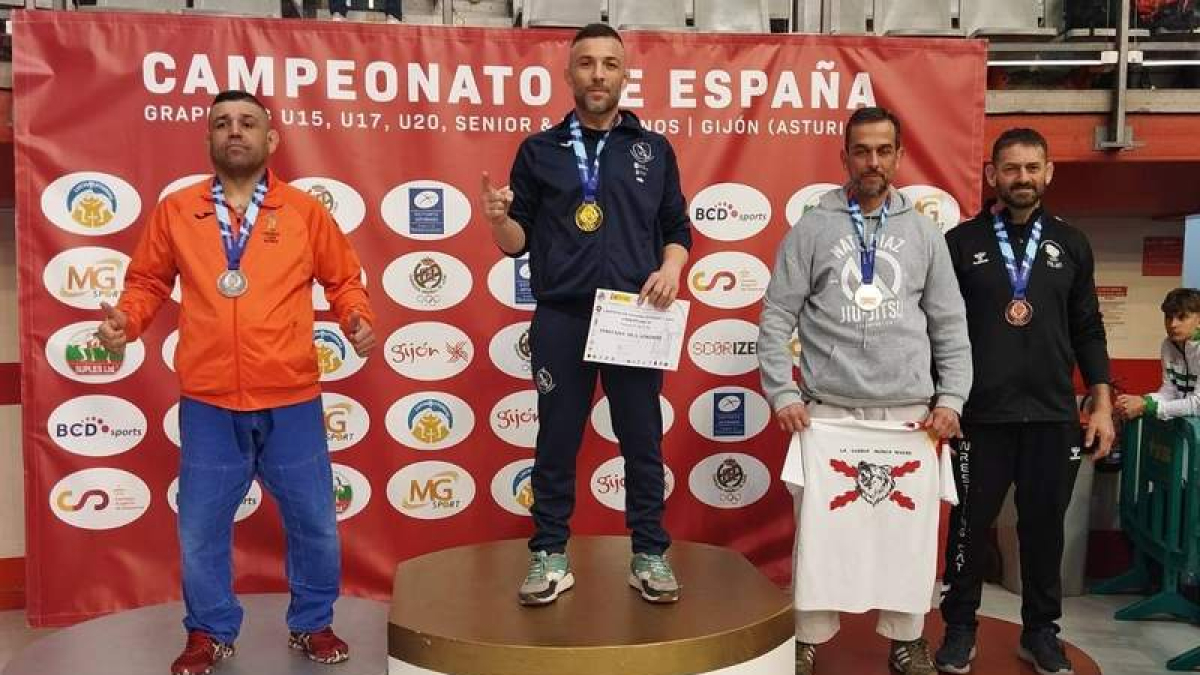 Jonatan González en lo alto del podio del Nacional.  DL