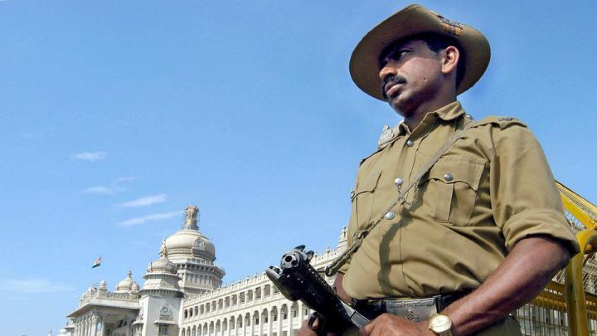 Un policía armado en India.