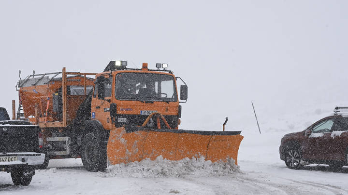Una máquina quitanieves despeja el paso.