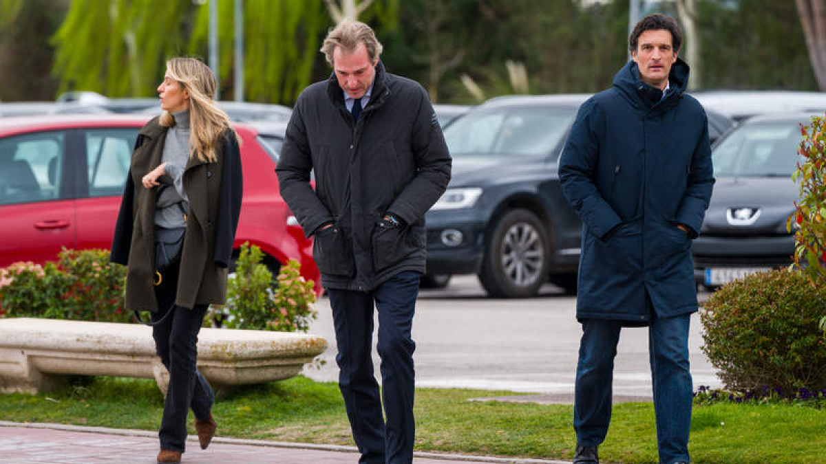 La infanta Elena a su llegada al tanatorio. FERNANDO VILLAR