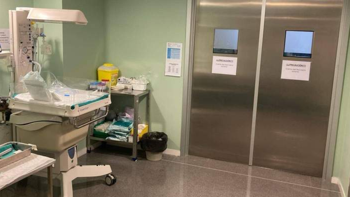 Imagen del quirófano con las ventanillas para que la pareja vea el nacimiento.