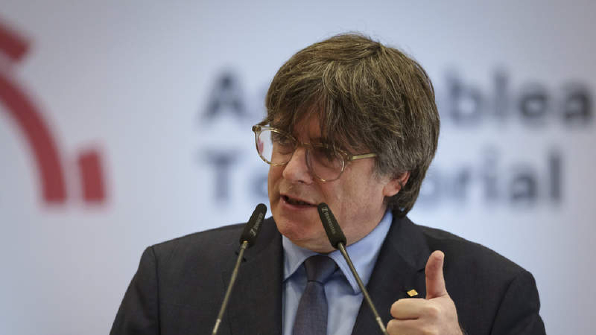 El expresidente catalán, Carles Puigdemont, durante su discurso desde Elna ayer.  DAVID BORRAT
