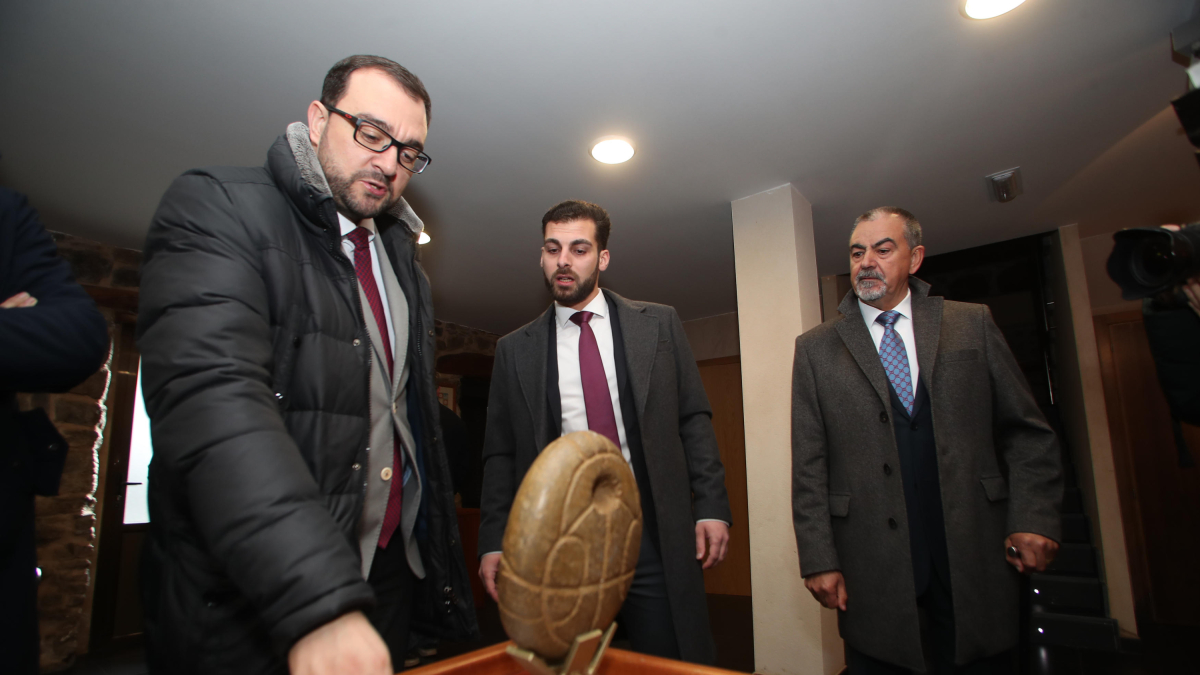 El presidente de Asturias visitó el Museo de Historia Felisa Rodríguez de Noceda.