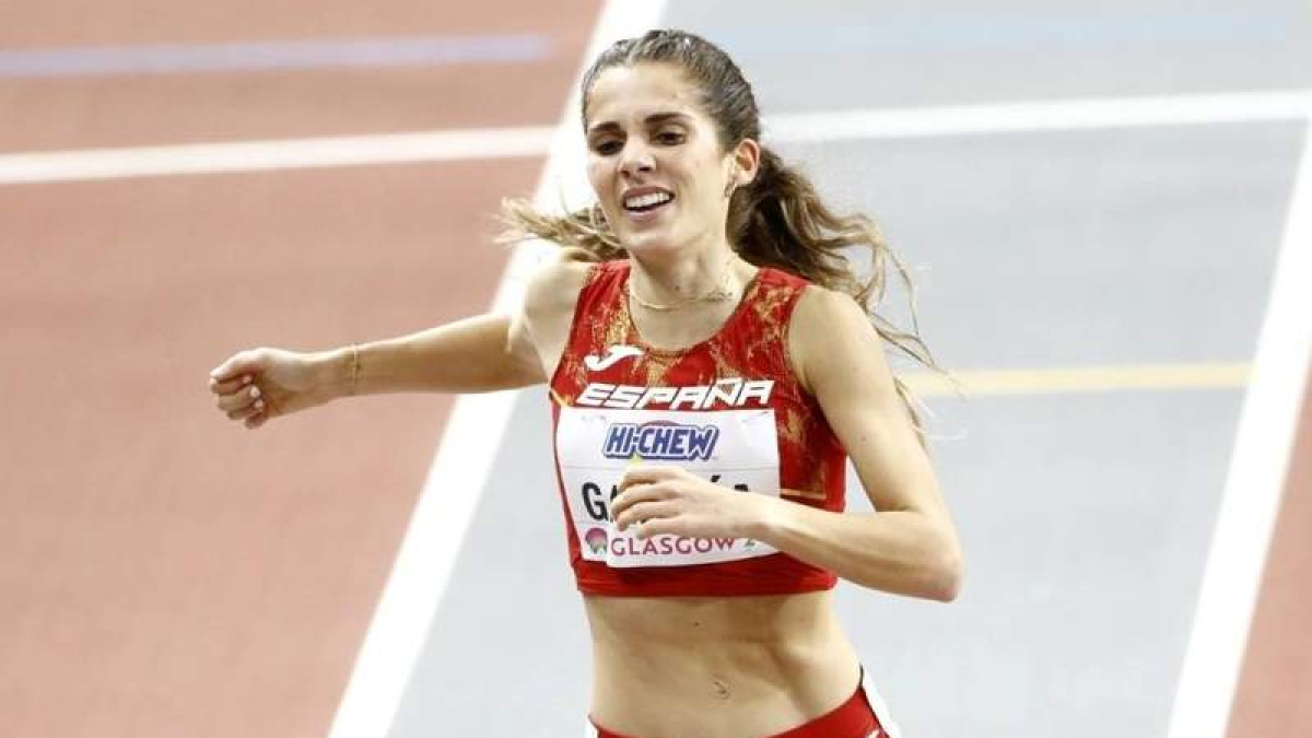 Marta García en el momento de cruzar la meta en la final de los 3.000 metros.  RFEA / MIGUELEZ TEAM