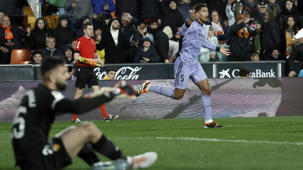 Bellingham protesta la anulación de su gol que hubiera supuesto el 2-3 para el Real Madrid. BIEL ALIÑO