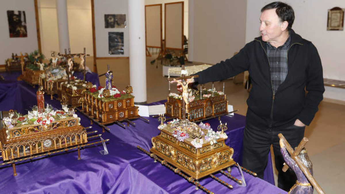 Jesús Ángel Fernández, junto a una de sus obras. MARCIANO PÉREZ