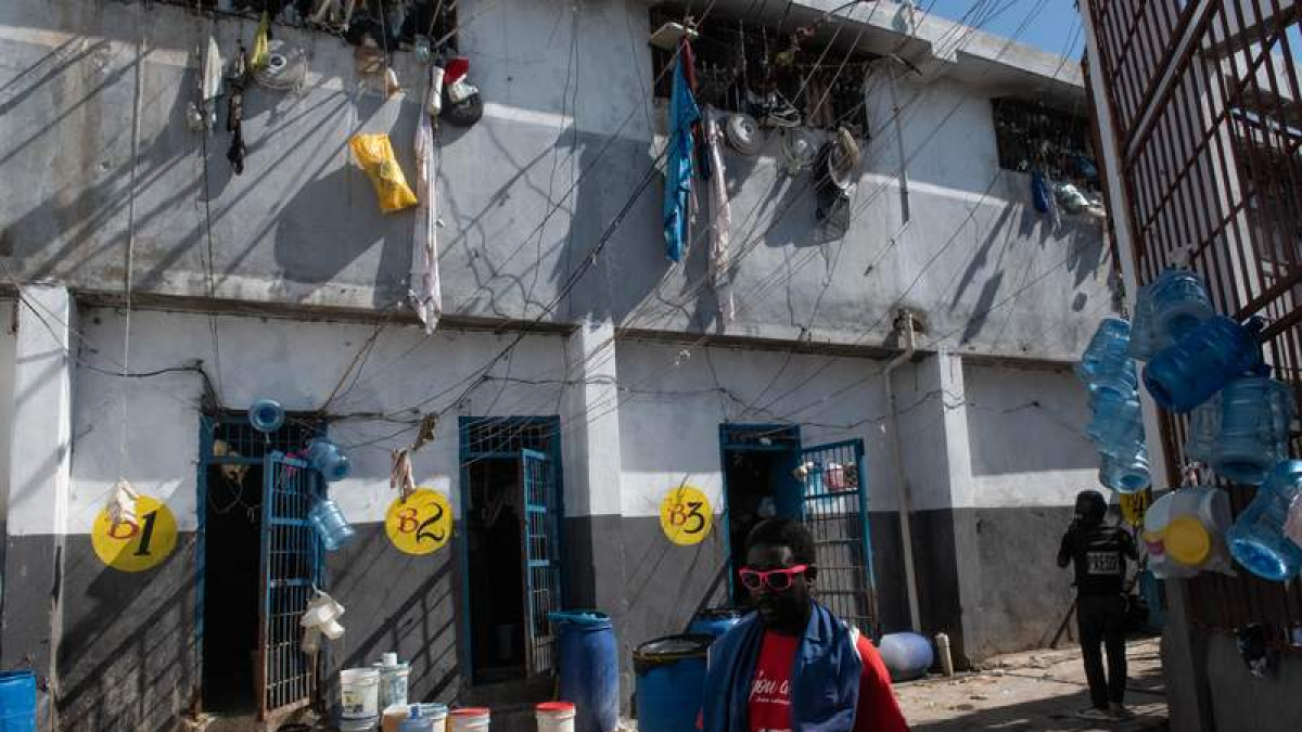 Imagen del patio de la prisión tras el ataque de las bandas.  JOHNSON SABIN