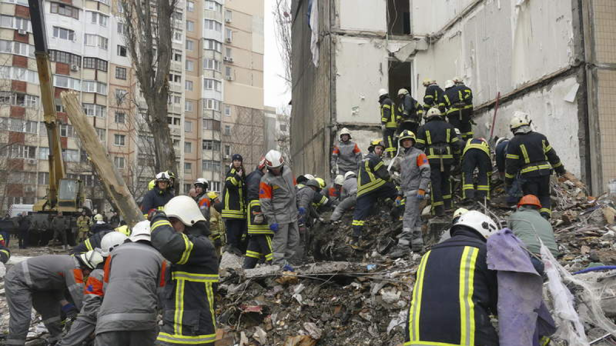 Los servicios de emergencias inspeccionan un edificio después de un ataque de un dron ruso.  IGOR TKACHENKO