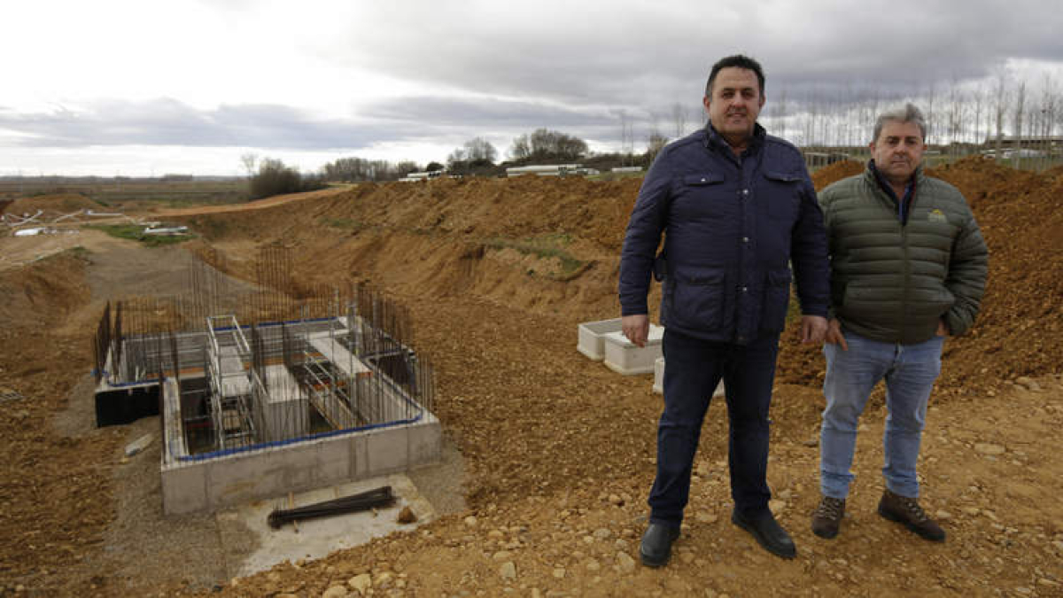 El presidente y vicepresidente de la Comunidad de Regantes del Canal Alto de Villares, César Pan y Francisco Castrillo. FERNANDO OTERO