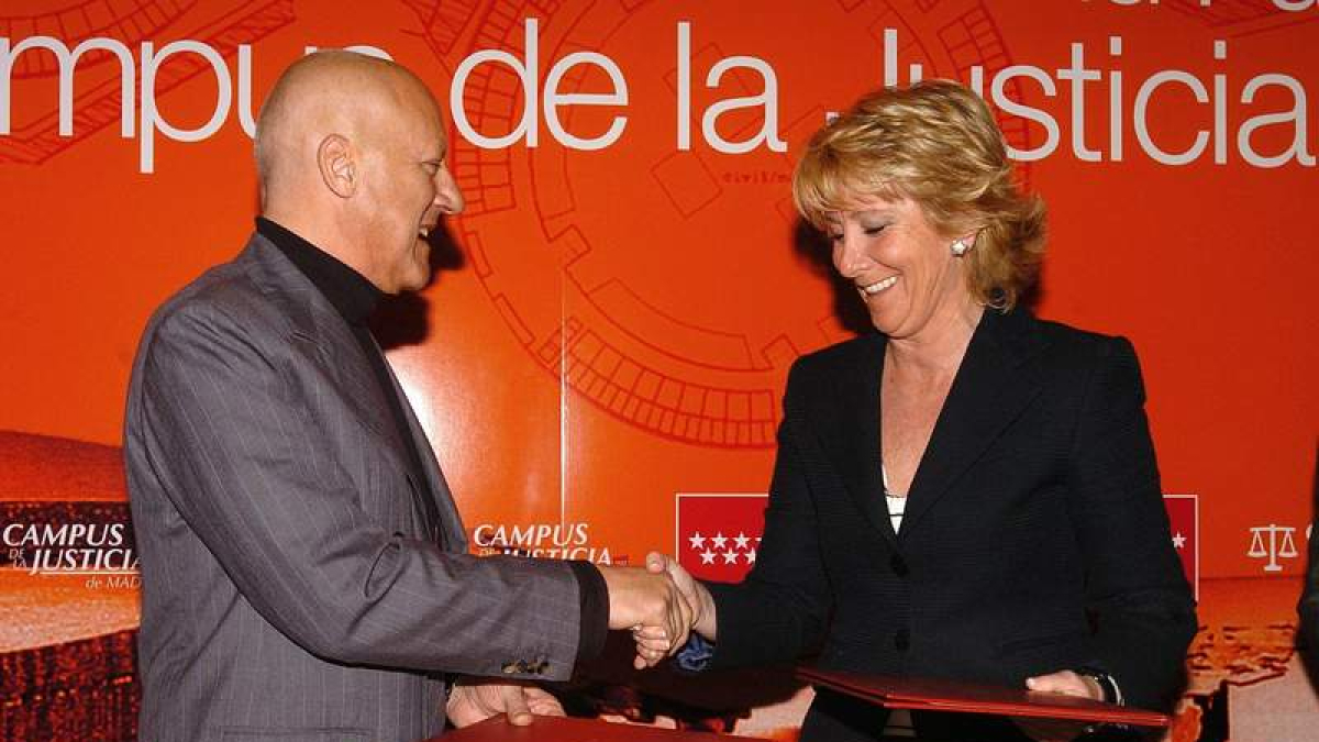 Esperanza Aguirre junto al arquitecto, Norman Foster, durante la firma de la construcción del Campus de Justicia. MONDELO