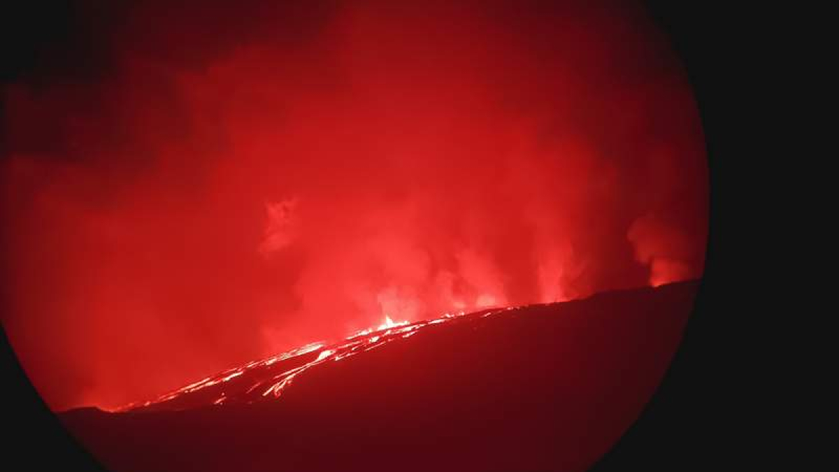 El volcán en erupción en la isla Fernandina del archipiélago de las Galápagos. ANDY TORRES