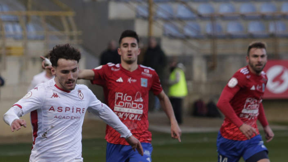 Fabio Blanco es el futbolista más en forma de la Cultural en los últimos partidos. FERNANDO OTERO