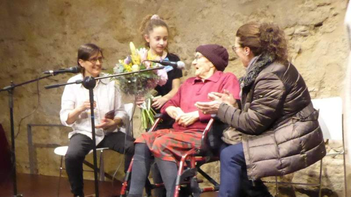 Aurora Moro se emocionó al recibir el ramo de flores por su homenaje. PACOFERGAR