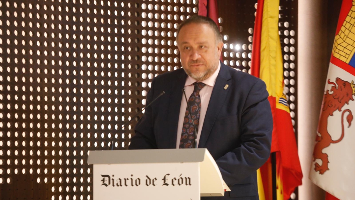 Gerardo Álvarez Courel, presidente de la Diputación, en la conferencia inaugural del congreso organizapo por Diario de León.