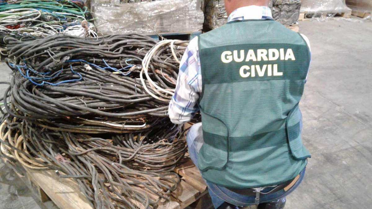 Un agente de la Guaria Civil custodia cables de cobre.