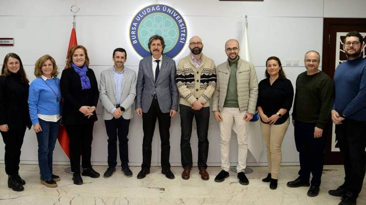 Los profesores José Alberto Benítez y Héctor Alaiz, posan con el Rector de la Univ. de Bursa, Ferudun Yilmaz, y otros profesores . dl