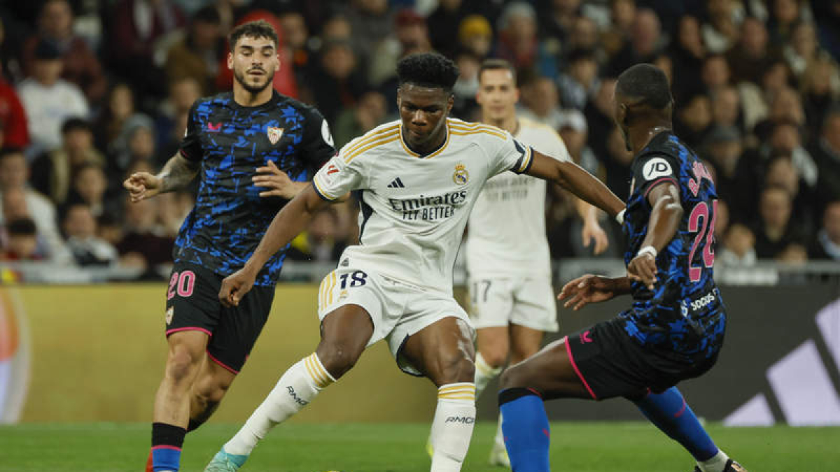 El PSG ya se entrenó ayer en el Reale Arena.  JAVIER ETXEZARRETA