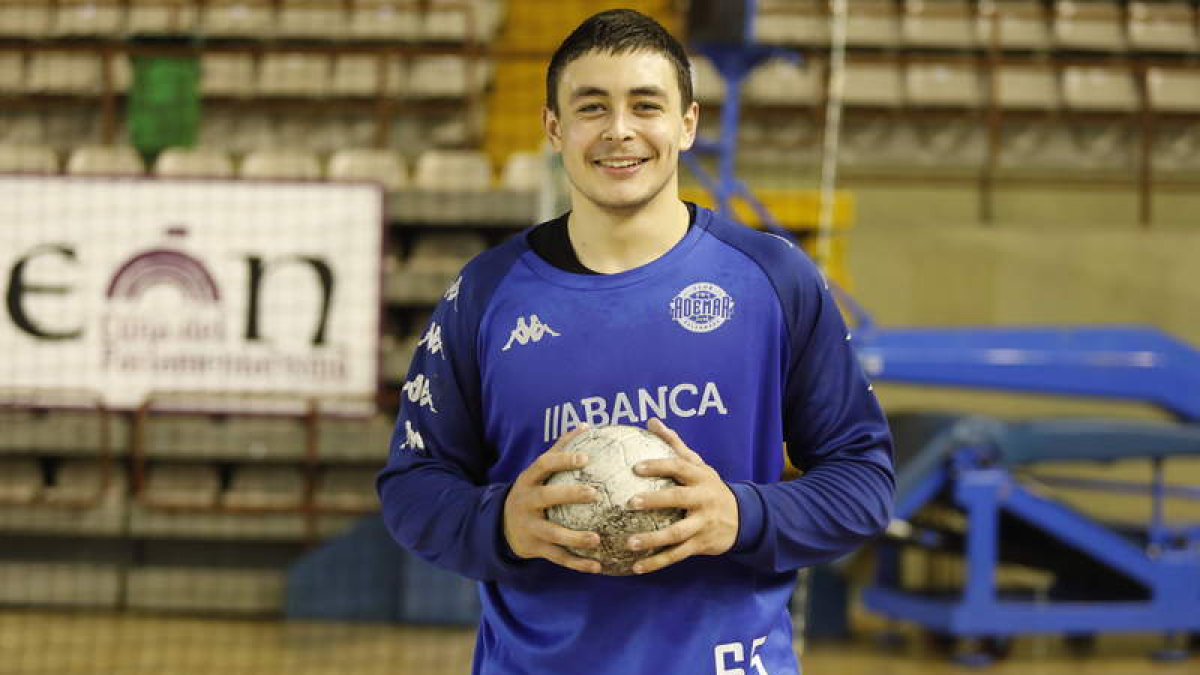 Guilherme Borges Santista fue agredido por Gonzalo Carro tras el partido ante Nava. MARCIANO PÉREZ