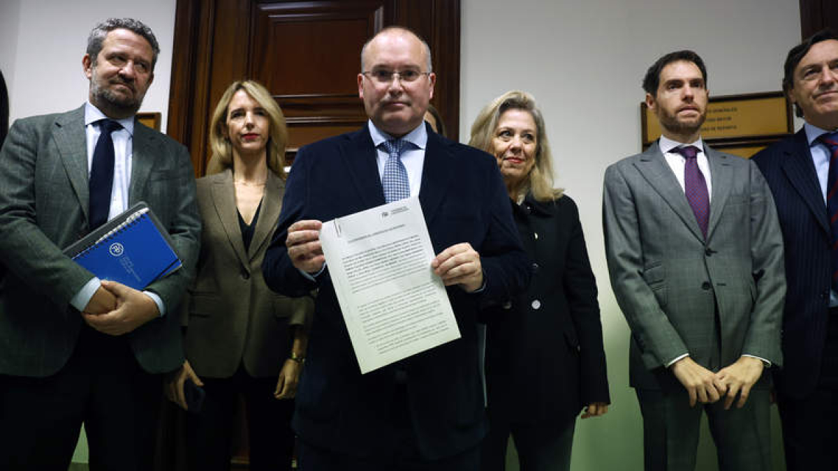 Miembros del Partido Popular registran una petición formal de dimisión de Francina Armengol en el Congreso. JAVIER LIZÓN
