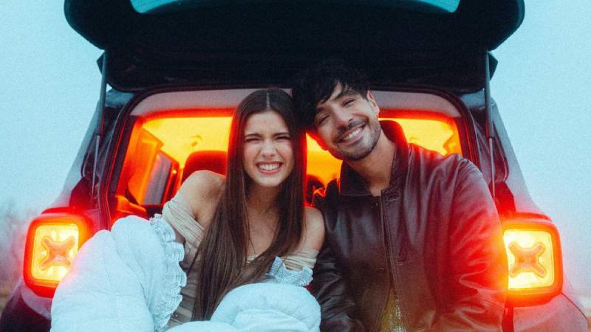 El cantautor leonés Polo Nández con la ‘influencer’, modelo y cantante Mar Lucas, con la que lanza su nuevo disco, ‘Parte de mí’.  DL