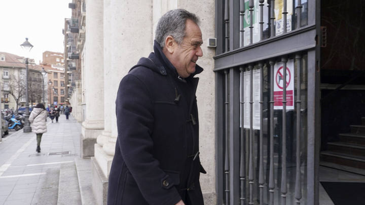 El exdelegado territorial de la Junta de Castilla y León y actual procurador del PP en las Cortes autonómicas, Pablo Trillo-Fiegueroa, a su llegada este martes a la Audiencia Provincial de Valladolid, donde declara como testigo en la tercera sesión del juicio por supuestas irregularidades en la compra del edificio conocido como Perla Negra. EFE/Nacho Gallego