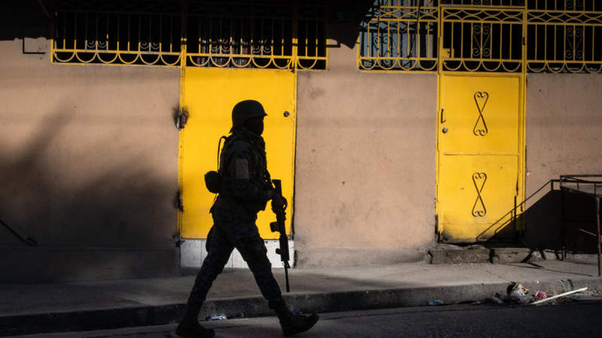Integrantes del Ejército y la policía patrullan las calles de Puerto Príncipe ante el caos y la violencia de los últimos días. JOHSON SABIN