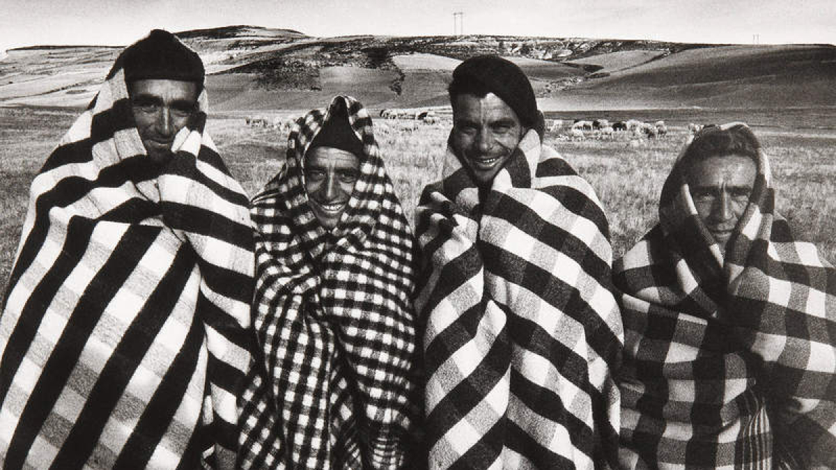 Ramón Masats deja la huella de gran fotógrafo del siglo XX con obras históricas icónicas como la que retrata la tierra de campos.  RAMÓN MASATS