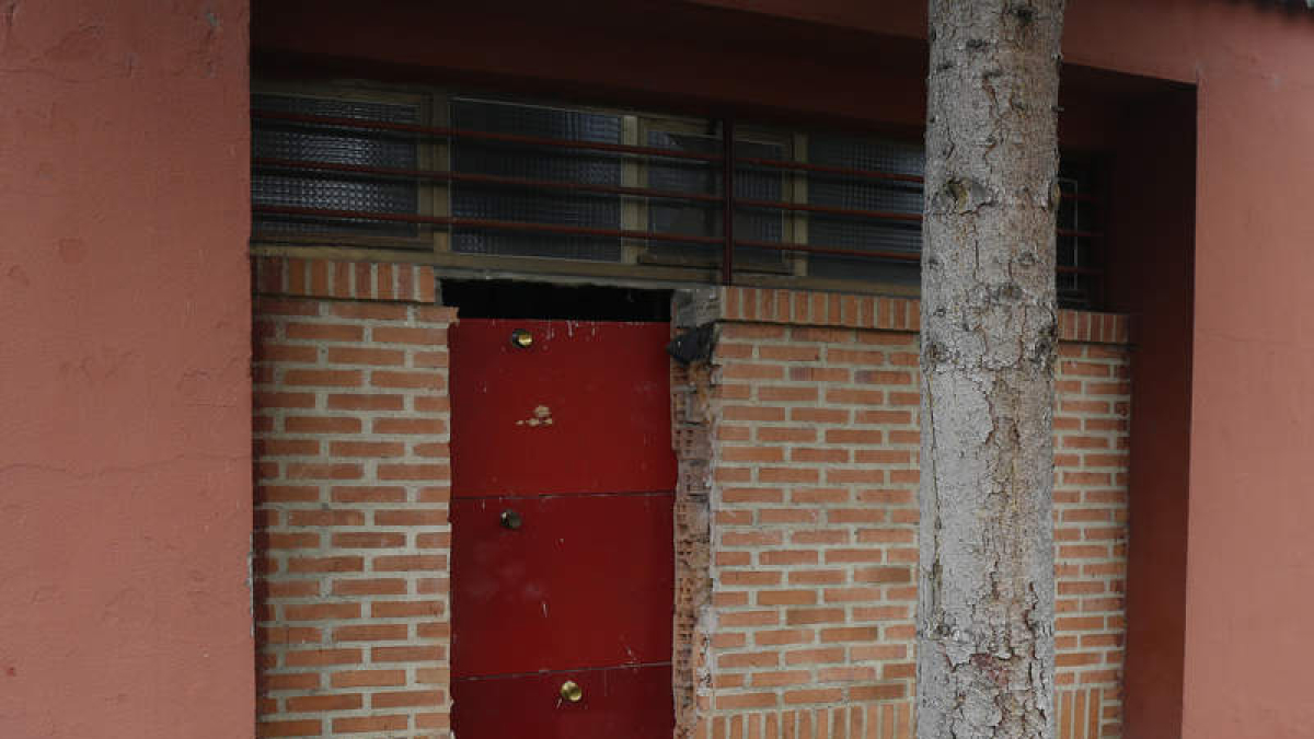 Una de las puertas selladas de los vestuarios del campo de fútbol principal de La Palomera. FERNANDO OTERO