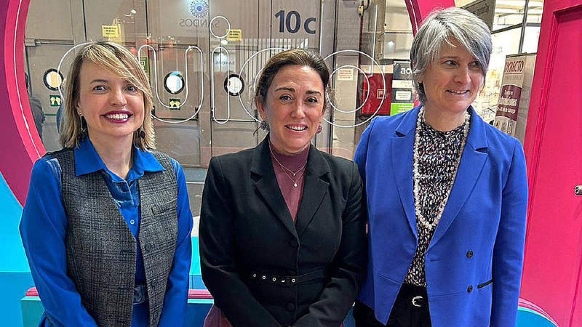 La consejera de Movilidad de Castilla y León junto a la directora general de Ouigo en Fitur.  DL