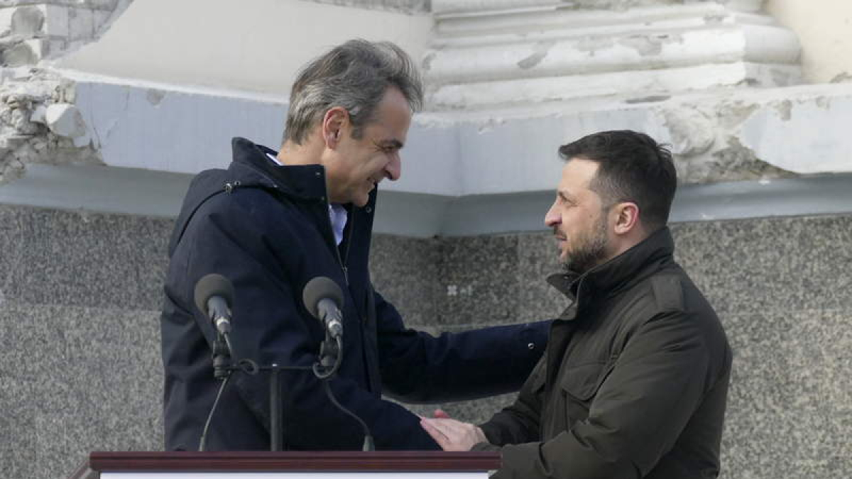 Zelenski y Mitsotakis ayer durante una rueda de prensa. TKACHENKO