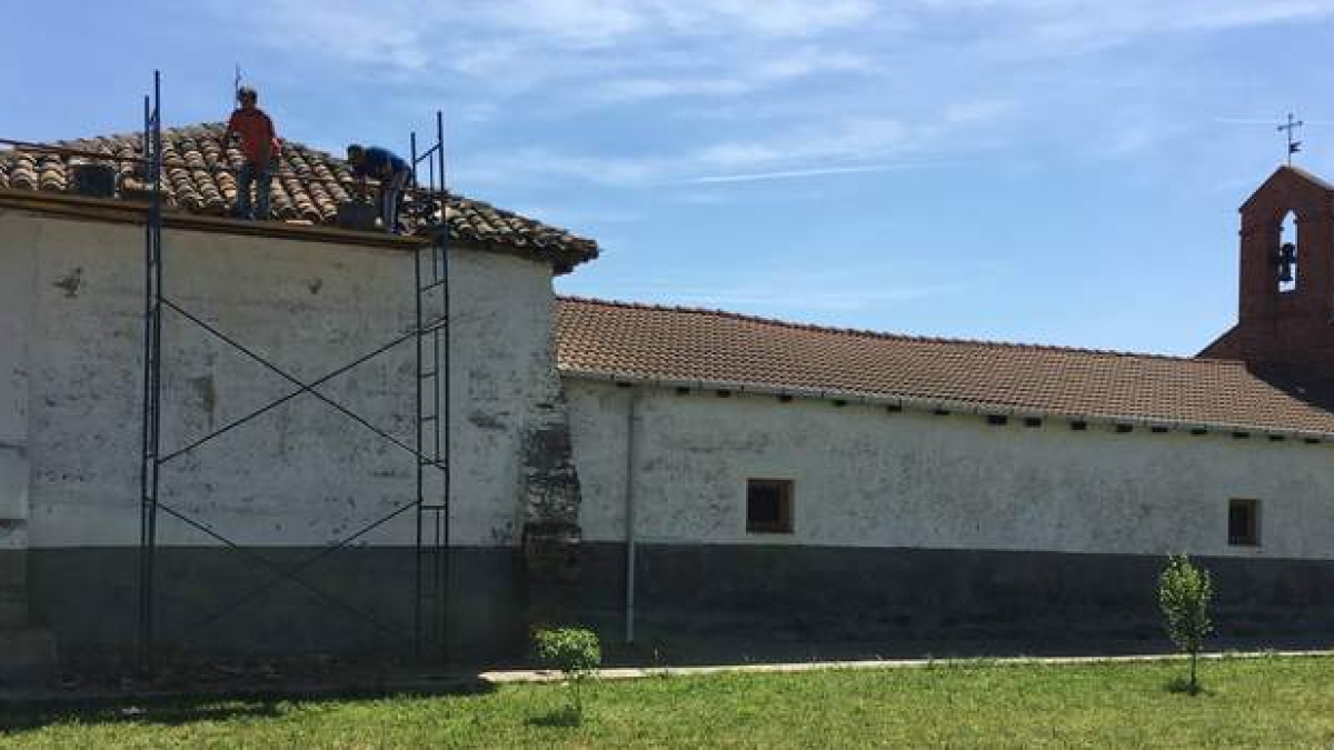 La ermita del Cristo de las Eras en Bercianos del Páramo, cuya cubierta se encuentra en mal estado de conservación y pone en peligro el edificio.  HISPANIA NOSTRA