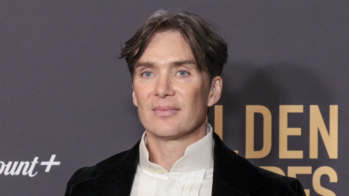 Cillian Murphy posa con el Globo de Oro al mejor actor de drama por su papel en 'Oppenheimer' el pasado 7 de enero en Beverly Hills, California.