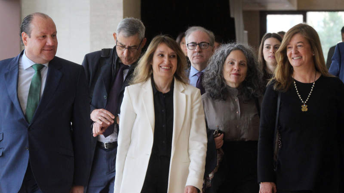 Rocío Lucas, ayer, con su equipo antes de dar cuenta de los presupuestos.  RUBÉN CACHO