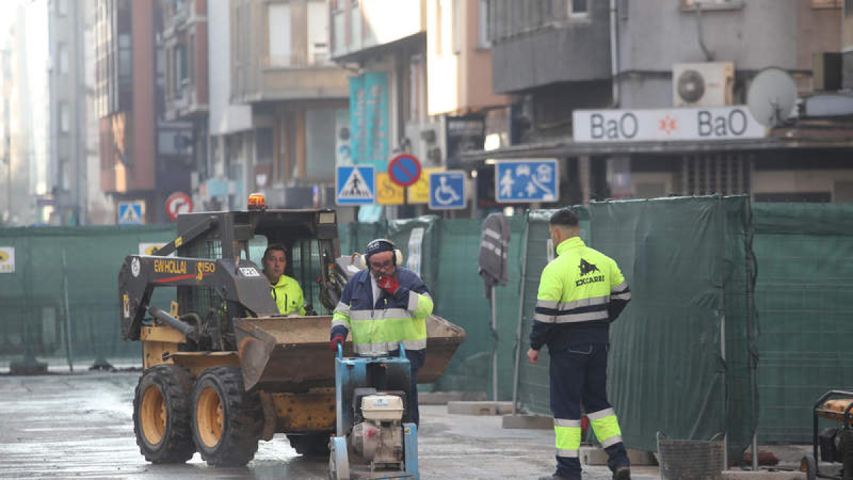 Obras en la calle Gómez Núñez de Ponferrada.  L. DE LA MATA