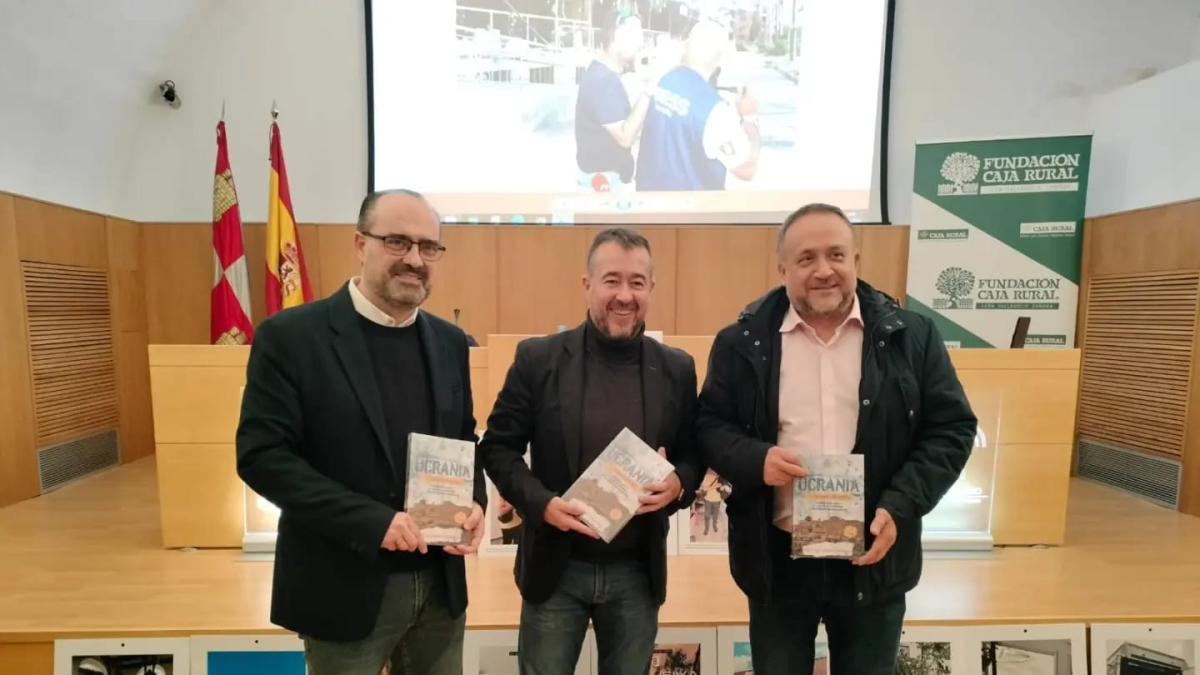 El autor, con Morala y Courel, en la presentación en Ponferrada.