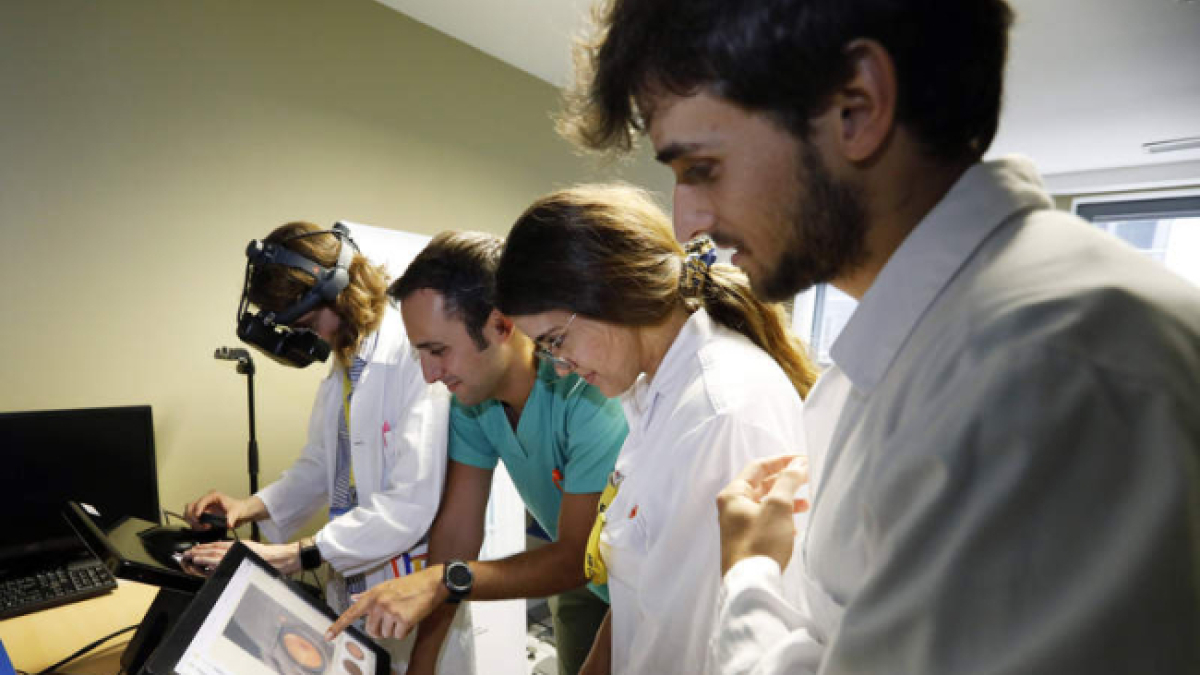 Varios MIR aprenden en el Caule cómo se operan las cataratas