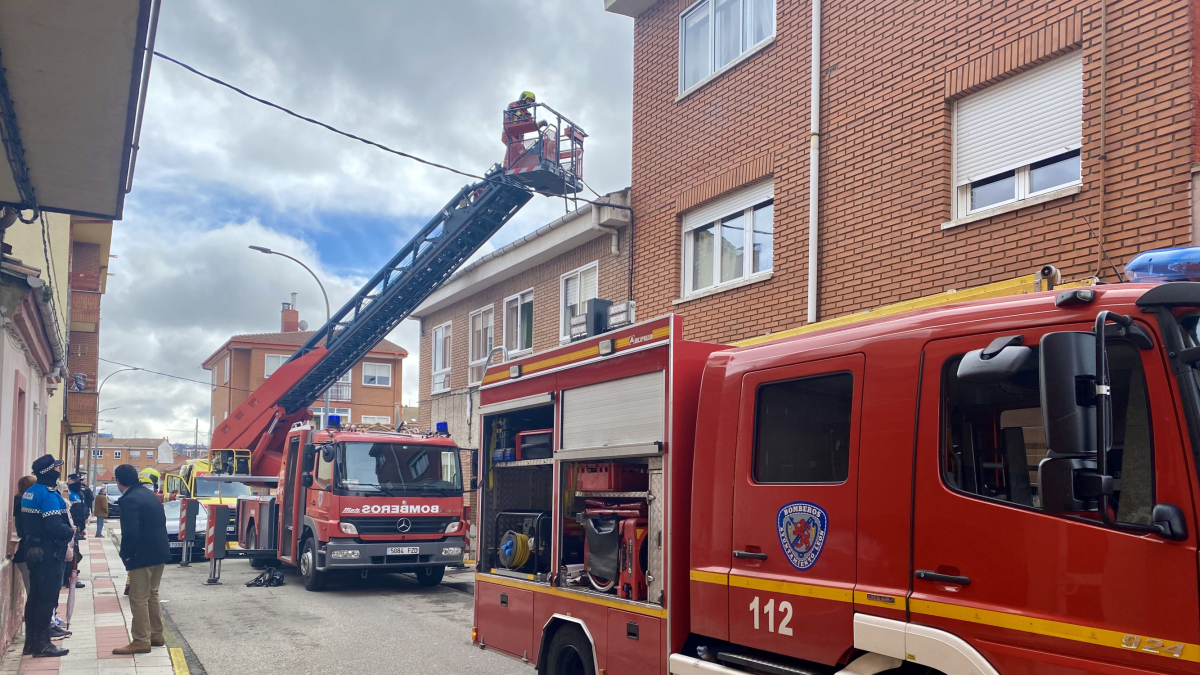 Los bomberos intervienen en la zona de los hechos.