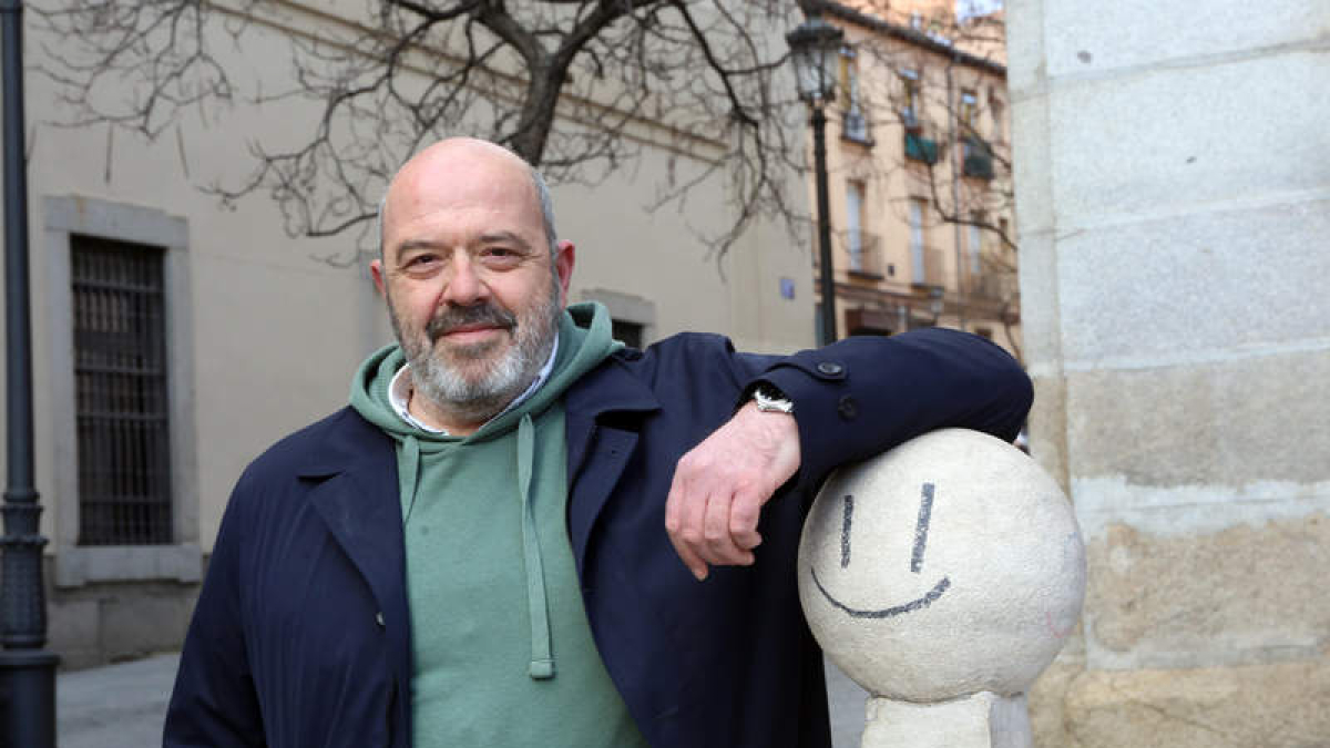 Juan Loste, esta semana en Madrid, y en la imagen inferior instalaciones de la Base Gabriel de Castilla en la Antártida.