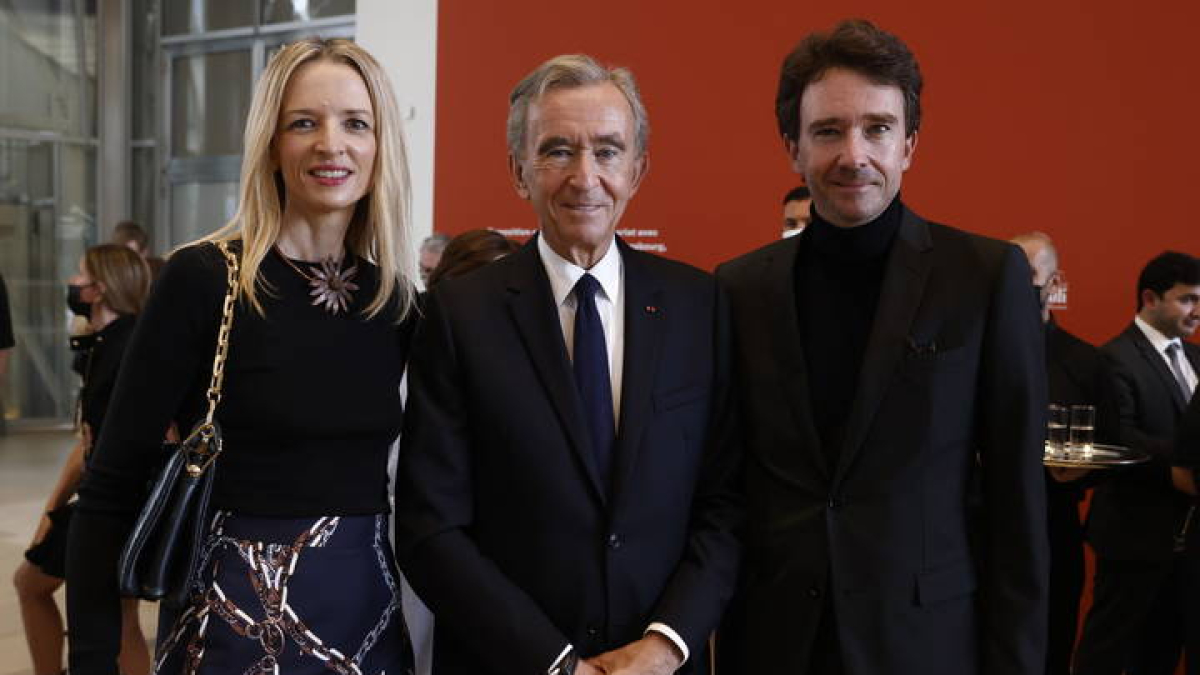 Imagen fechada en París el 21 de septiembre de 2021 de Bernard Arnault y sus hijos Delphine (izquierda) y Antoine