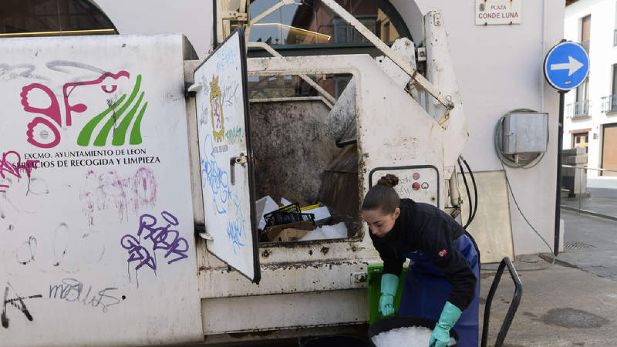 El autocompactador se eliminará porque habrá uno en el sótano del mercado del Conde.  MARÍA FUENTES