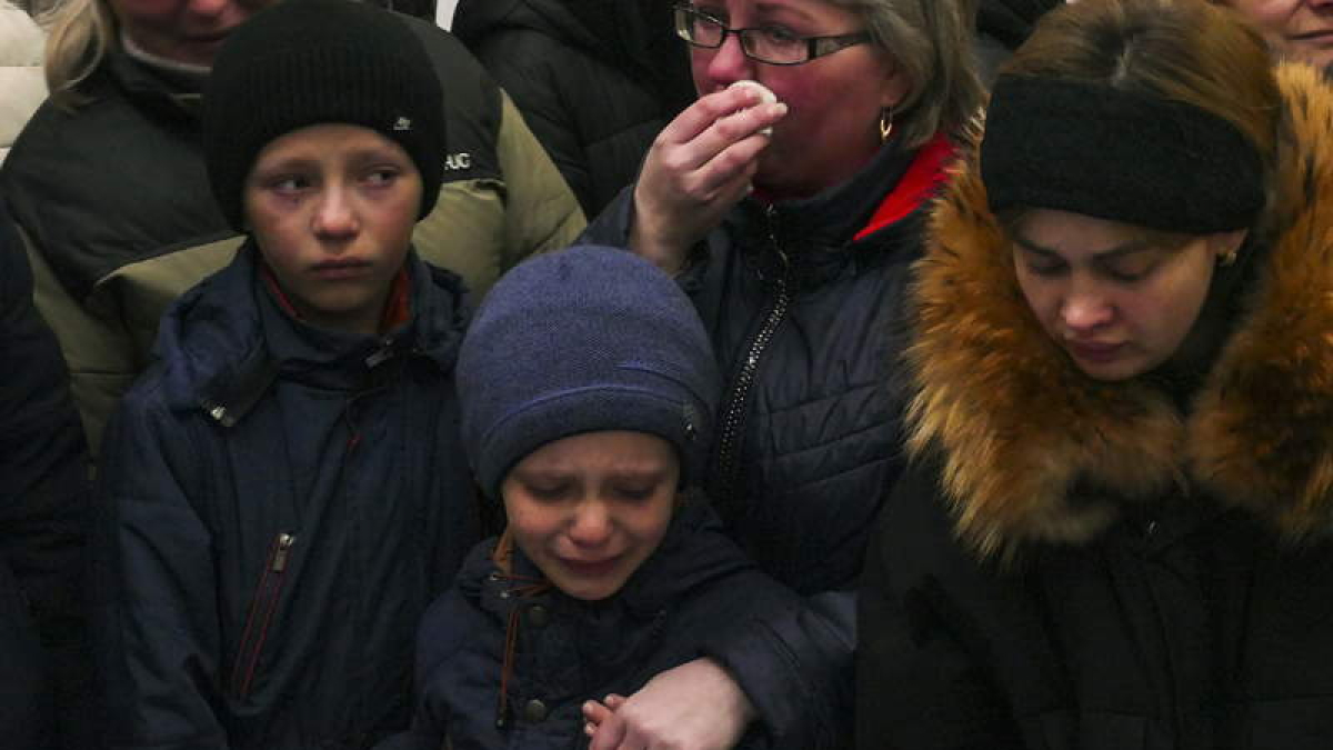 Una familia llora ante el féretro del padre muerto en la guerra . IGOR TKACHENKO