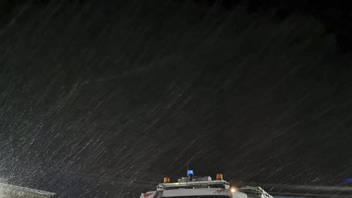 Fotografía distribuida en la cuenta en X del Departamento de Val d'Oise para ilustrar que alrededor de medio centenar de agentes del Departamento se movilizaron anoche con camiones quitanieves y sal por toda la red viaria departamental (RD) para garantizar al máximo su seguridad este jueves. La nieve que ha caído en el norte de Francia, en particular en la noche del miércoles al jueves, ha provocado cientos de kilómetros de atascos, problemas de circulación y la suspensión de muchos transportes públicos.