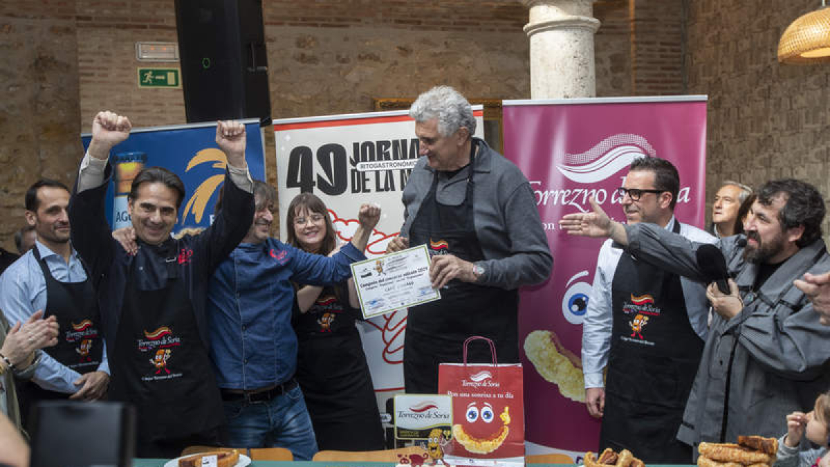 El miembro del jurado Fernando Romay entrega el diploma a los ganadores.  WIFREDO GARCÍA ÁLVARO