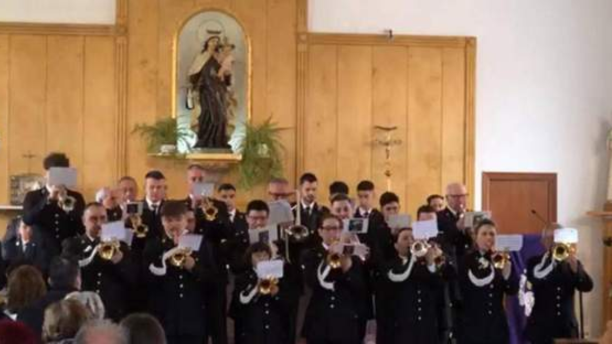 La Agrupación Musical Pasión de Ponferrada, durante su actuación en la capilla del Carmen .  DL