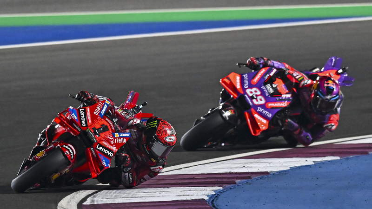 Pecco Bagnaia por delante del español Jorge Martín en un momento de la carrera de MotoGP.  TEKKAYL