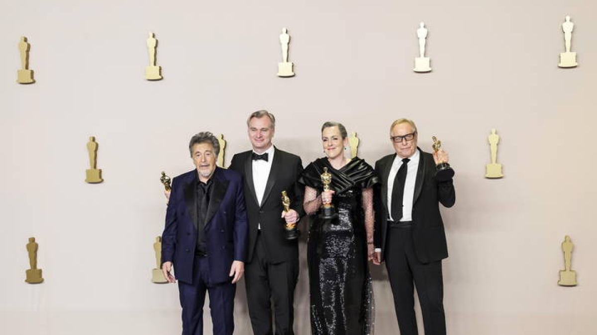 Al Pacino posa con Christopher Nolan, Emma Thomas, and Charles Roven, ganadores al Oscar a la mejor película por 'Oppenheimer