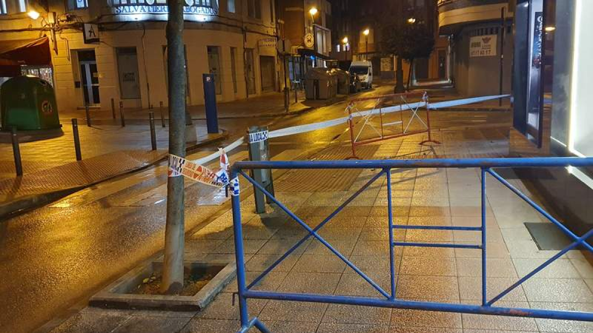 La caída de cascotes fue en esta zona de la acera, en la céntrica calle Ramón y Cajal de Ponferrada.  DL